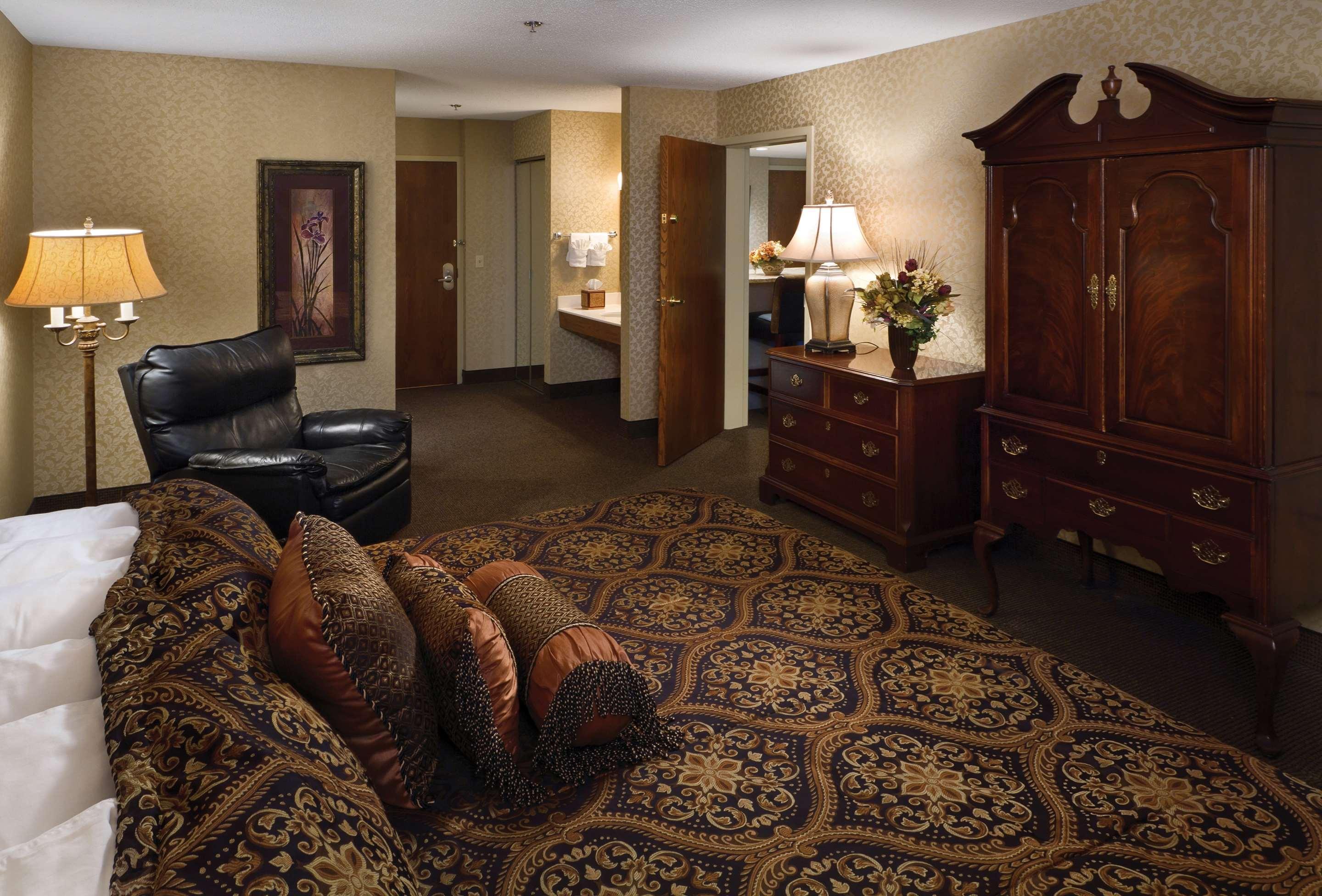 Western Ramkota Hotel 3*