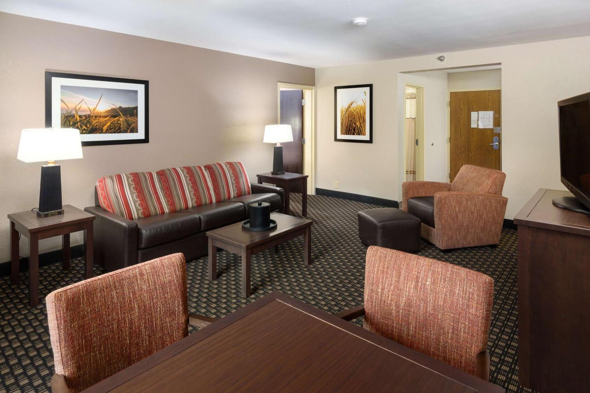 Western Ramkota Hotel 3*